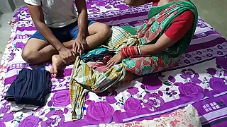 कपड़े बेचने वाले गरीब लड़की को पैसे का लालच देकर चोदा &excl;  साफ हिंदी आवाज में